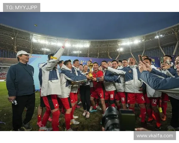 中国足球明星离世引发球迷哀悼追忆其辉煌职业生涯与贡献